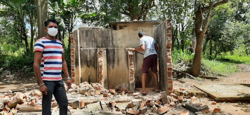 Bouw nieuwe toilet Stichting Kalyani